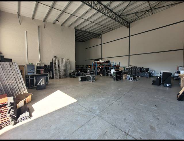 494M² WAREHOUSE TO LET IN STIKLAND INDUSTRIAL